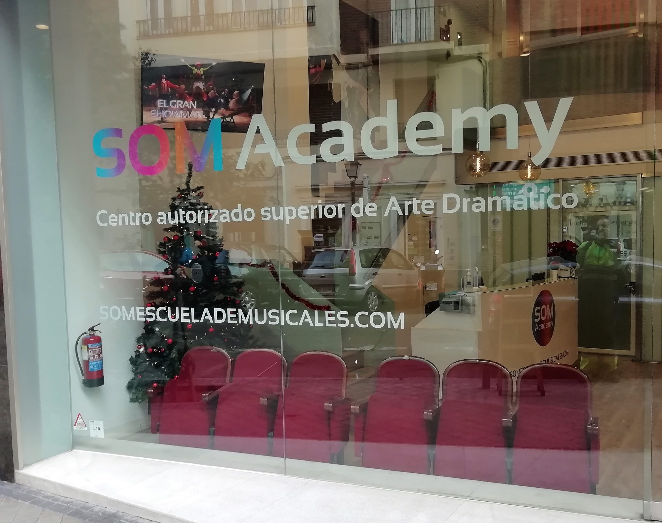Rotulación de escaparate para SOM Academy de Madrid.