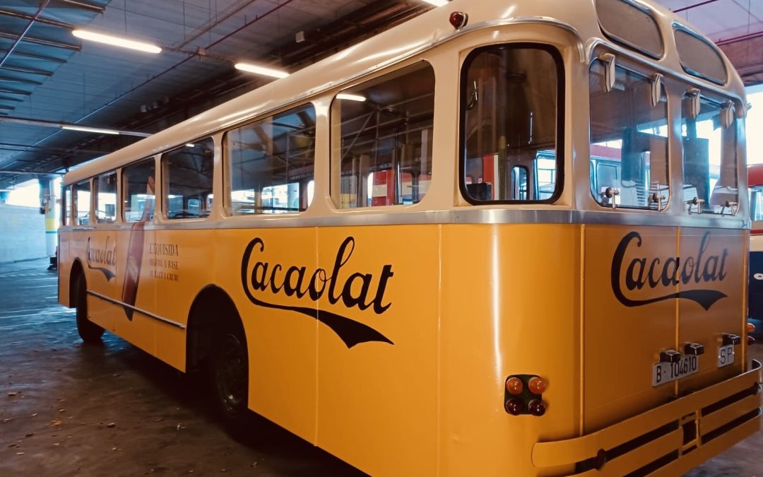 Grupo Cacaolat confía en Peralta Print para vinilar y rotular dos autobuses históricos de TMB