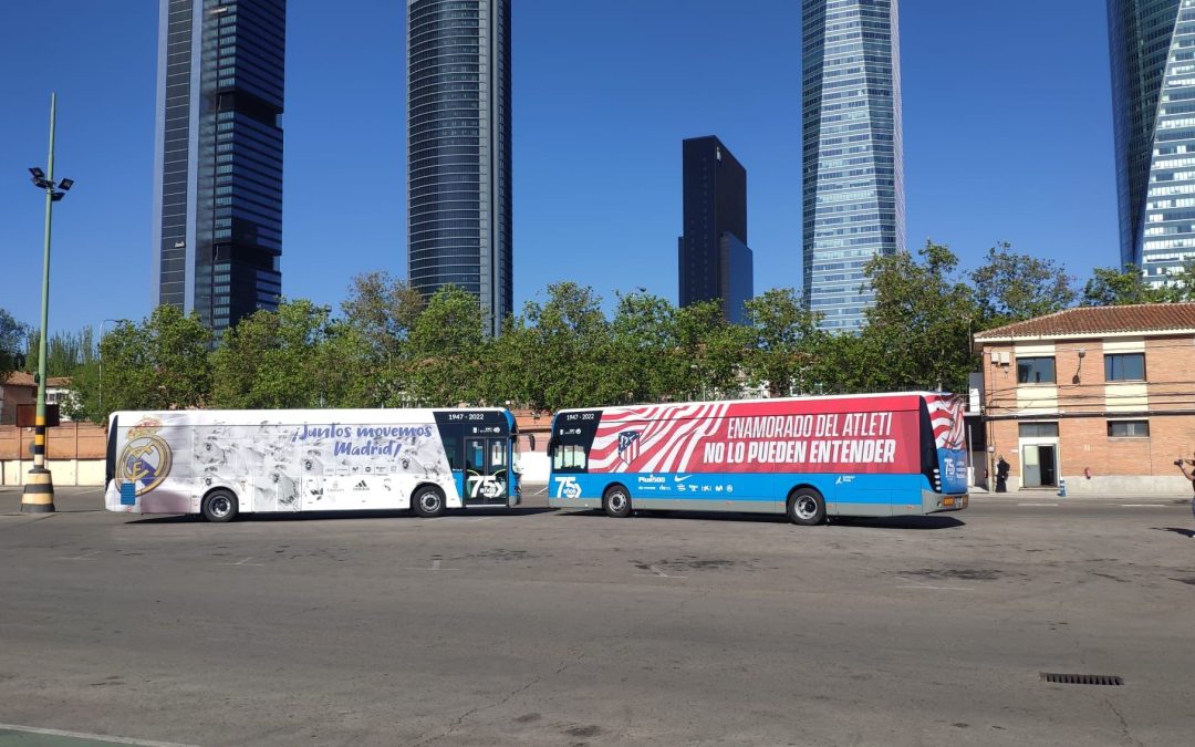 Peralta Print rotula los autobuses del Atlético de Madrid y del Real Madrid para la EMT