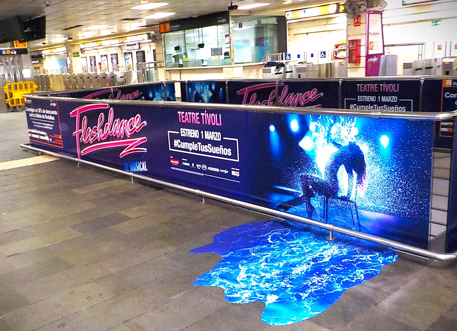Acción para el musical Flashdance del Teatre Tivoli en la estación de cercanías de Plaça Catalunya de Barcelona.