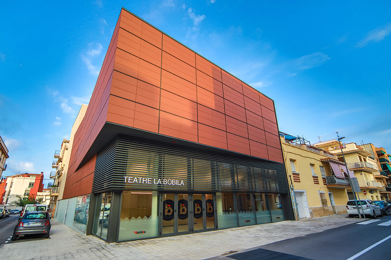 Peralta Print rotula el Teatro La Bòbila, teatro municipal de Sant Pere de Ribes, ubicado en Les Roquetes (Barcelona)